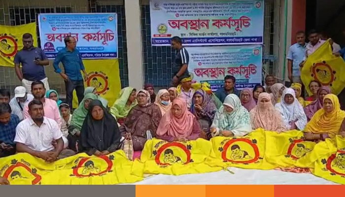 লালমনিরহাটে ৬ দফা দাবিতে স্বাস্থ্য সহকারীদের অবস্থান কর্মসূচি