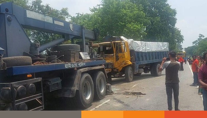 নাটোরে ট্রাক-মাইক্রোবাস সংঘর্ষে নিহত ৬