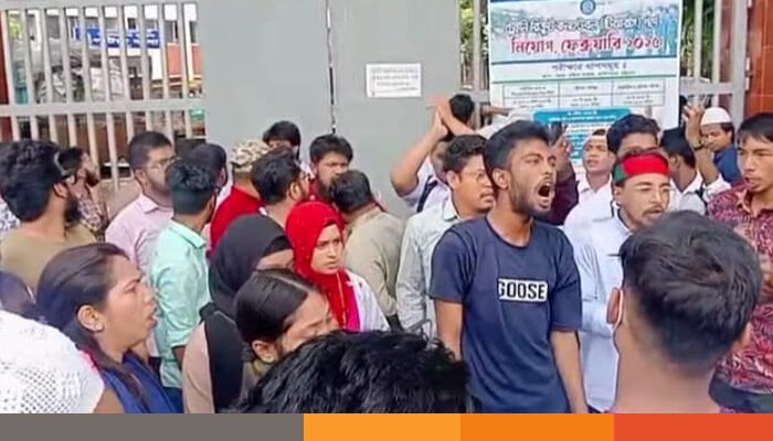 পটিয়া থানার সামনে বৈষম্যবিরোধীদের অবস্থান, ওসির অপসারণ দাবি