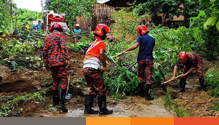 সাজেকে পাহাড় ধসে বন্ধ যান চলাচল, আটকা পড়েছে ৪ শতাধিক পর্যটক