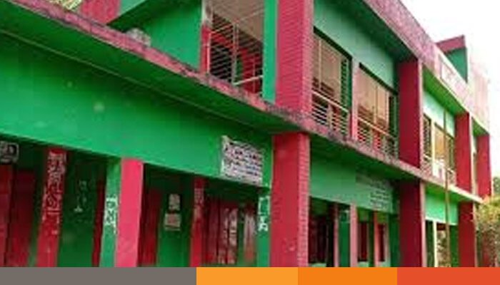 প্রধান শিক্ষককে কামড় দিলেন দপ্তরি, থানায় অভিযোগ প্রধান শিক্ষককে কামড় দিলেন দপ্তরি, থানায় অভিযোগ