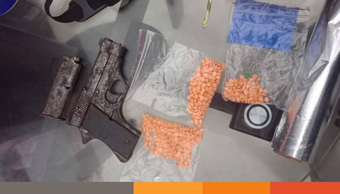 খুলনায় আবাসিক হোটেল থেকে অস্ত্র, গুলি ইয়াবাসহ যুবক আটক খুলনায় আবাসিক হোটেল থেকে অস্ত্র, গুলি ইয়াবাসহ যুবক আটক