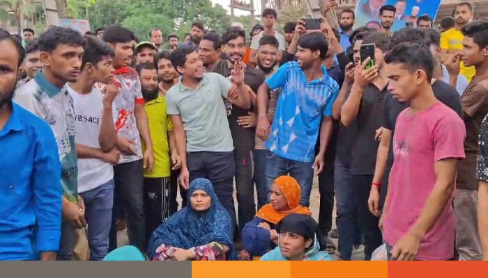 গাজীপুরে শ্রমিক বিক্ষোভ, পুলিশের সাথে সংঘর্ষে আহত ১০ গাজীপুরে শ্রমিক বিক্ষোভ, পুলিশের সাথে সংঘর্ষে আহত ১০