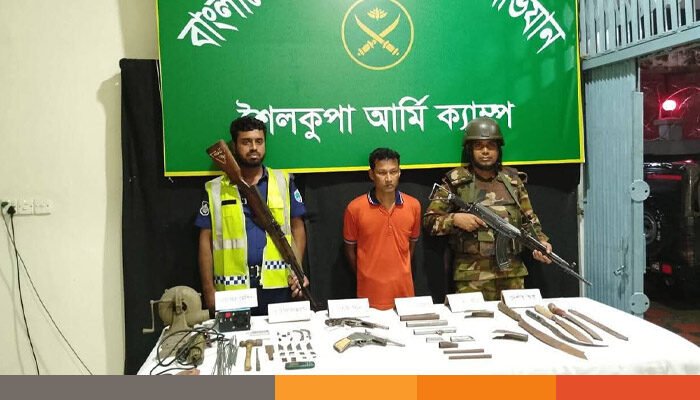ঝিনাইদহে যৌথবাহিনীর অভিযানে বিপুল পরিমান অস্ত্র উদ্ধার ঝিনাইদহে যৌথবাহিনীর অভিযানে বিপুল পরিমান অস্ত্র উদ্ধার