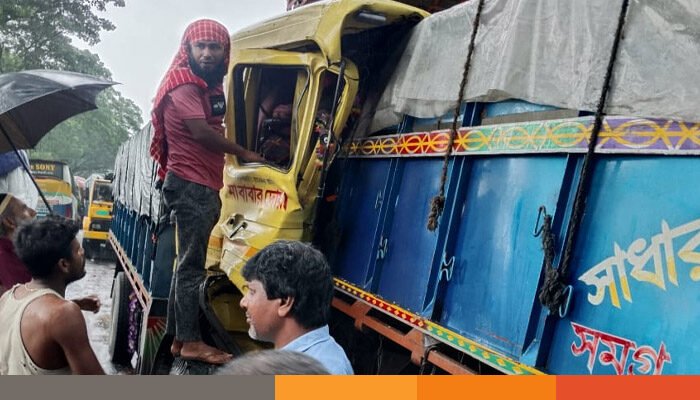 নাটোরে থেমে থাকা ট্রাকের পিছনে অপর ট্রাকের ধাক্কায় নিহত ১, আহত ২