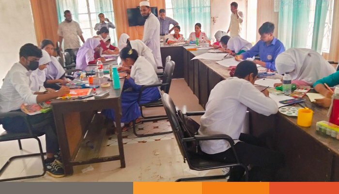 আখাউড়ায় শিক্ষার্থীদের রং-তুলির আঁচড়ে জুলাই শহীদদের প্রতি শ্রদ্ধা