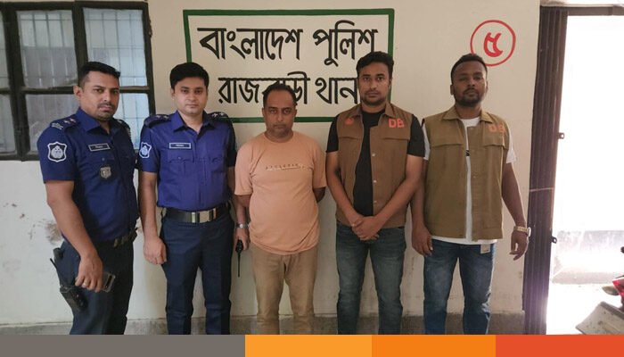 গ্রাহকদের বিদ্যুৎ বিলের টাকা হাতিয়ে লাপাত্তা হওয়া মোক্তার গ্রেপ্তার