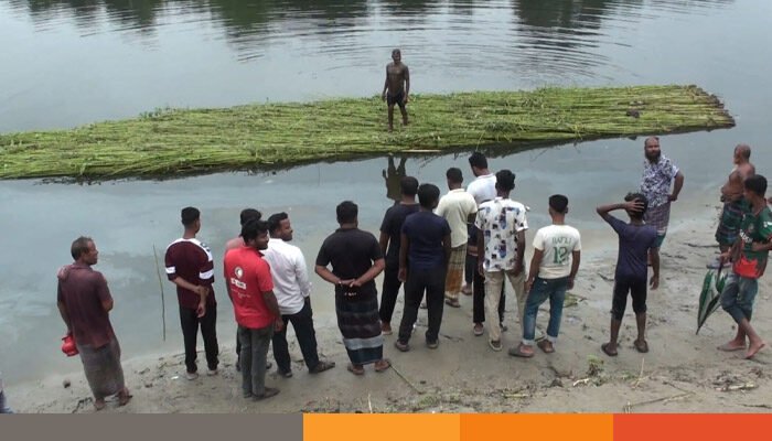 মেহেরপুরে ভৈরব নদীতে ভেসে উঠছে তেলজাতীয় পদার্থ