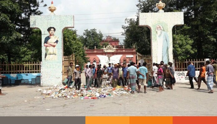 কুষ্টিয়া পৌরসভার গেটে ময়লা ফেলে পরিচ্ছন্নতা কর্মীদের কর্মবিরতি কুষ্টিয়া পৌরসভার গেটে ময়লা ফেলে পরিচ্ছন্নতা কর্মীদের কর্মবিরতি