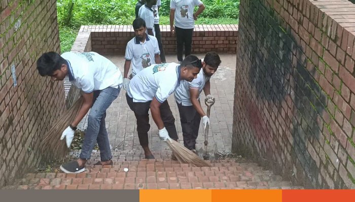 ঝিনাইদহে তরুণ শিক্ষার্থীদের পরিষ্কার পরিচ্ছন্ন ও পলিথিন নিষিদ্ধ অভিযান