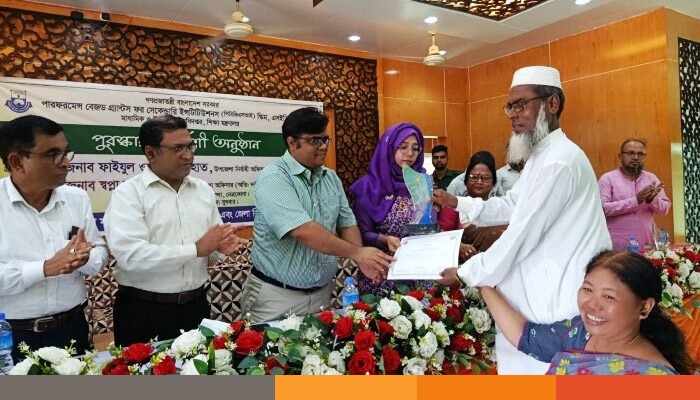 নেত্রকোনার কলমাকান্দায় মাধ্যমিকের শ্রেষ্ঠ শিক্ষার্থীদেরকে পুরস্কার প্রদান