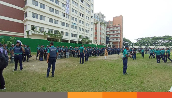 মাইলস্টোন কলেজে বিপুল সংখ্যক পুলিশ মোতায়েন