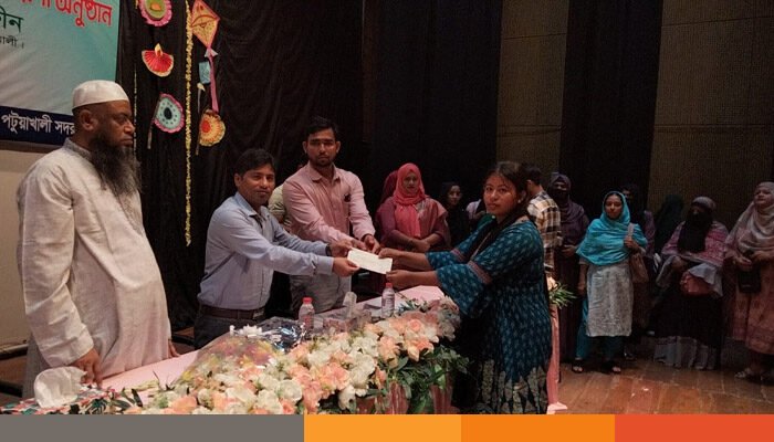 পটুয়াখালীতে নারী উদ্যােক্তাদের উদ্বুদ্ধকরণ কর্মশালা ও প্রশিক্ষণ ভাতার চেক বিতরণ
