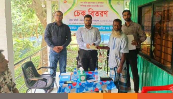 শ্রীবরদীতে বন্যহাতি কর্তৃক ক্ষতিগ্রস্তদের অনুদানের চেক প্রদান