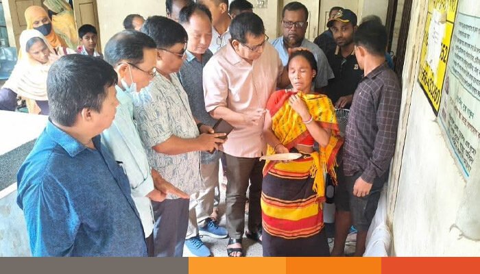 গণধর্ষনের শিকার স্কুল ছাত্রীর পরিবারকে ১ লাখ টাকা দিলেন বিএনপি