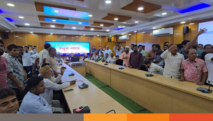 ডি‌সির সাম‌নেই হট্টগোল, স্থ‌গিত হলো ওএমএস ডিলার নিয়োগ