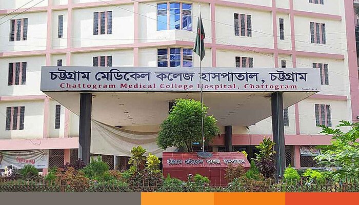 চট্টগ্রামে দাঁড়িয়ে থাকা পিকআপে কাভার্ড ভ্যানের ধাক্কা, নিহত ৪