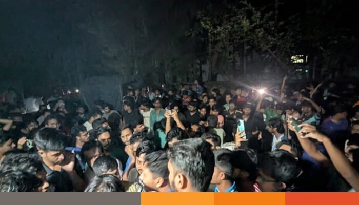 স্থানীয়দের সঙ্গে সংঘর্ষে আহত ৬০ চবি শিক্ষার্থী, পরীক্ষা স্থগিত স্থানীয়দের সঙ্গে সংঘর্ষে আহত ৬০ চবি শিক্ষার্থী, পরীক্ষা স্থগিত