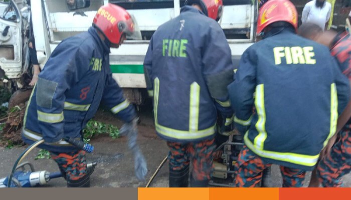 শ্রীপুরে বিদ্যুতের খুঁটিতে লেগুনার ধাক্কায় নিহত ১, আহত ১২