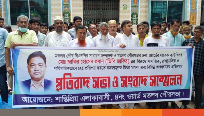 মতলবে শতবছরের পুরনো রাস্তায় প্রতিবন্ধকতা:ভোগান্তিতে অর্ধশতাধিক পরিবার