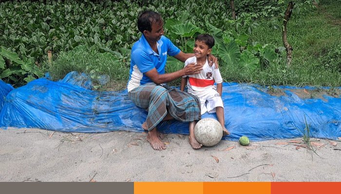 ফুটবল নিয়ে পায়ের কলাকৌশলে নিজেকে মেলে ধরতে চান সোহান ফুটবল নিয়ে পায়ের কলাকৌশলে নিজেকে মেলে ধরতে চান সোহান