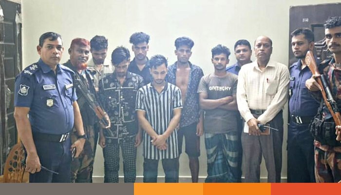 ফেনীতে ভারতীয় মদসহ ৬ চোরাকারবারী আটক ফেনীতে ভারতীয় মদসহ ৬ চোরাকারবারী আটক