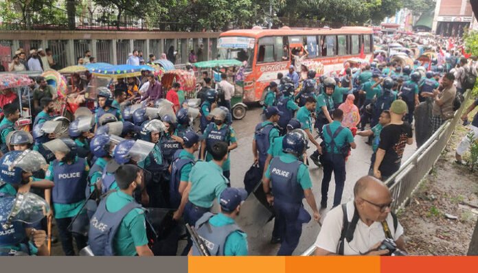 শিক্ষকদের সচিবালয় অভিমুখী যাত্রা ঠেকাতে আইনশৃঙ্খলা বাহিনীর প্রস্তুতি শিক্ষকদের সচিবালয় অভিমুখী যাত্রা ঠেকাতে আইনশৃঙ্খলা বাহিনীর প্রস্তুতি