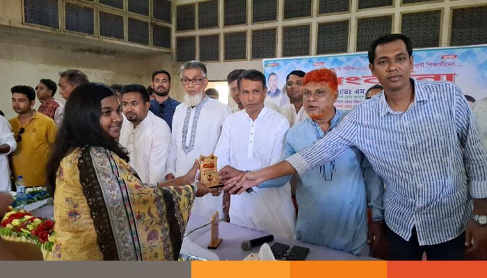 হরিণাকুণ্ডুতে জিপিএ ৫ প্রাপ্ত কৃতি শিক্ষার্থীদের বিএনপির সংবর্ধনা
