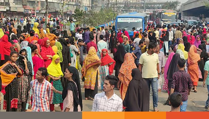 বনানীতে পোশাক শ্রমিকদের সড়ক অবরোধ, তীব্র যানজট