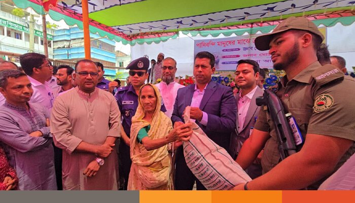 গোলাকান্দাইলে পানিবন্দি বাসিন্দাদের মাঝে ত্রাণ বিতরণ, দুটি পাম্পের উদ্বোধন