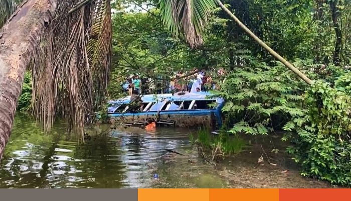শেরপুরে যাত্রীবাহী বাস নিয়ন্ত্রণ হারিয়ে পুকুরে পড়ে এক শিশু নিহত, আহত ৭