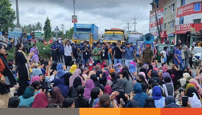 ঢাকা-চট্টগ্রাম মহাসড়ক অবরোধ ফেনী ইউনিভার্সিটি শিক্ষার্থীদের