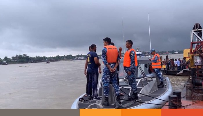 খুলনায় ট্রলার-ফেরি মুখোমুখি সংঘর্ষ, নিখোঁজ ১ খুলনায় ট্রলার-ফেরি মুখোমুখি সংঘর্ষ, নিখোঁজ ১