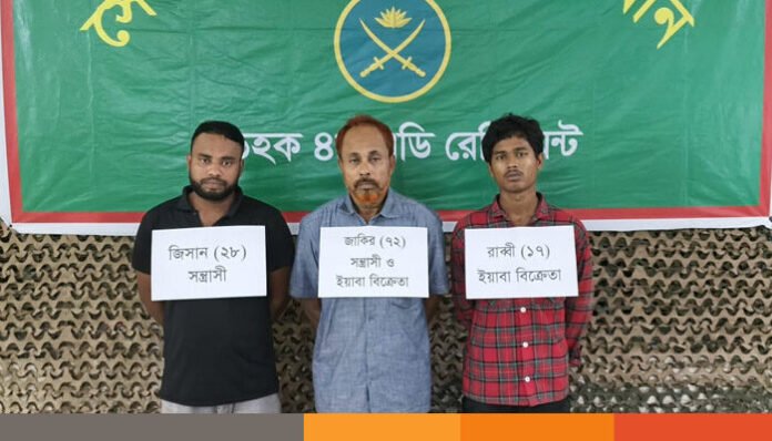 বোয়ালখালীতে সেনাবাহিনীর অভিযান, অস্ত্র-মাদকসহ আটক ৩