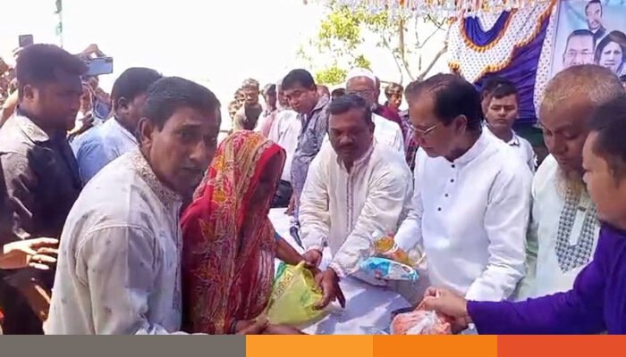 লালমনিরহাটে বন্যার্তদের মাঝে বিএনপির ত্রাণ বিতরণ