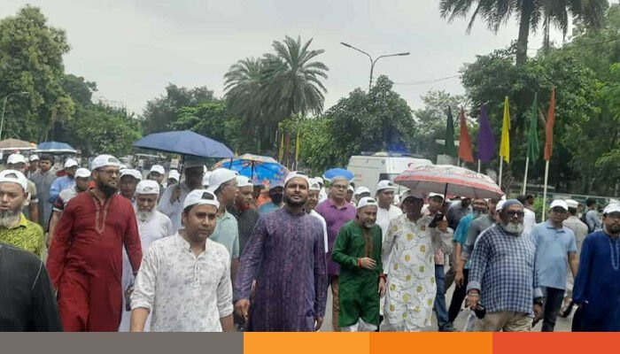 বৃষ্টি উপেক্ষা করে মানিক মিয়া এভিনিউয়ে জনতার ঢল