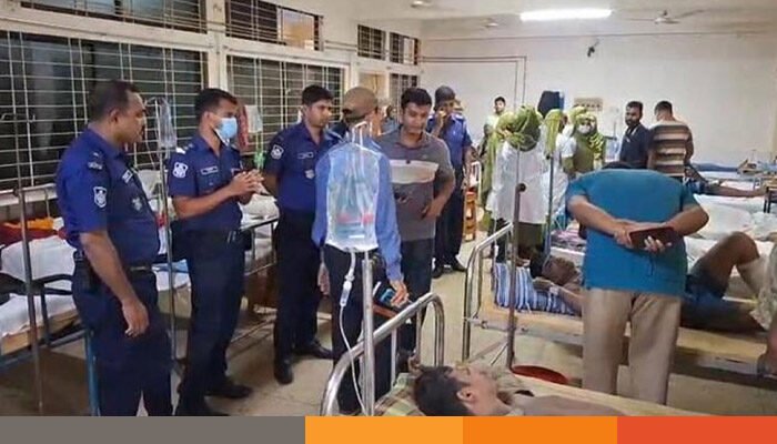 কিশোরগঞ্জে ৫ ডাকাতকে গণপিটুনি দিয়ে পুলিশে দিলো এলাকাবাসী কিশোরগঞ্জে ৫ ডাকাতকে গণপিটুনি দিয়ে পুলিশে দিলো এলাকাবাসী