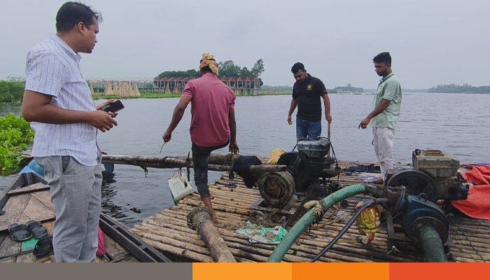 রাজবাড়ীতে অবৈধ বালু উত্তোলনে ড্রেজার ধংস ও সংযোগ বিচ্ছিন্ন করলেন ইউএনও
