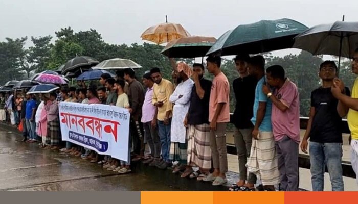 সুনামগঞ্জে অবৈধভাবে বালু উত্তোলনের প্রতিবাদে মানববন্ধন