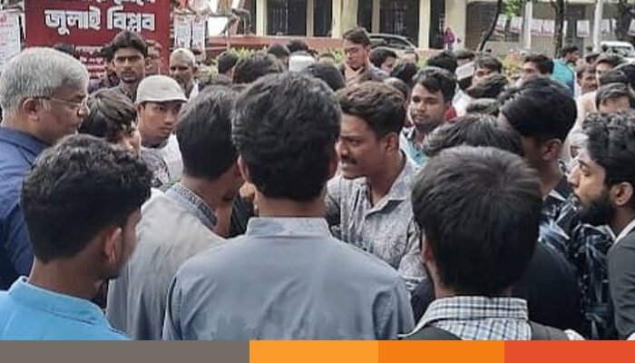 চাঁপাইনবাবগঞ্জে গণঅভ্যুত্থানের অনুষ্ঠানে হট্টগোল, ধস্তাধস্তি চাঁপাইনবাবগঞ্জে গণঅভ্যুত্থানের অনুষ্ঠানে হট্টগোল, ধস্তাধস্তি