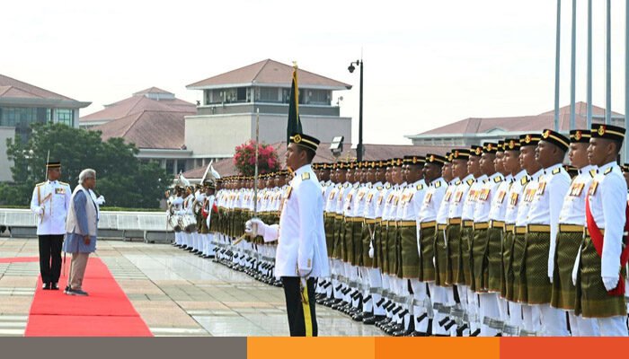 মালয়েশিয়ায় প্রধানমন্ত্রীর কার্যালয়ে ড. ইউনূসকে গার্ড অব অনার প্রদান