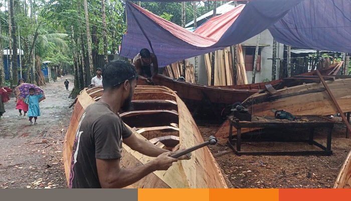 নৌকা তৈরি করে স্বাবলম্বী গজারিয়ার শতাধক পরিবার নৌকা তৈরি করে স্বাবলম্বী গজারিয়ার শতাধক পরিবার
