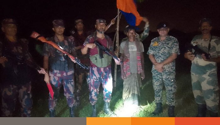 মেহেরপুর সীমান্তে বিএসএফের হাতে আটক বাংলাদেশি, পতাকা বৈঠকে ফেরত মেহেরপুর সীমান্তে বিএসএফের হাতে আটক বাংলাদেশি, পতাকা বৈঠকে ফেরত