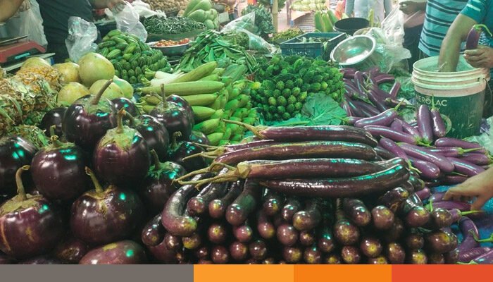 পেঁয়াজের ঝাঁজে পুড়ছে বাজার, বেগুনের কেজি ১৬০