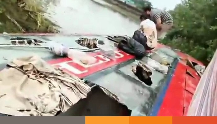 দিনাজপুরের আমবাড়িতে বাস খাদে, আহত ১২