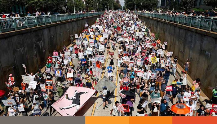 ‘ট্রাম্পকে বিদায় করো’— প্রতিবাদ-বিক্ষোভে উত্তাল ওয়াশিংটন ডিসি ‘ট্রাম্পকে বিদায় করো’— প্রতিবাদ-বিক্ষোভে উত্তাল ওয়াশিংটন ডিসি