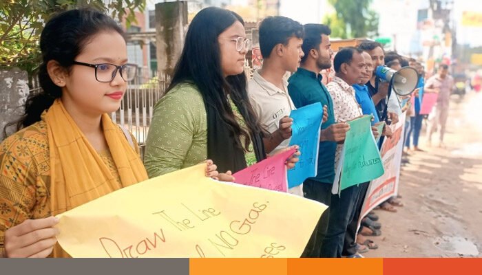 দিনাজপুরে জলবায়ু পরিবর্তন রুখতে ‘ড্র দ্য লাইন’ কর্মসূচি