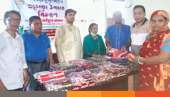 নওগাঁয় শতাধিক অসহায় পরিবারের মাঝে শুভেচ্ছা উপহার