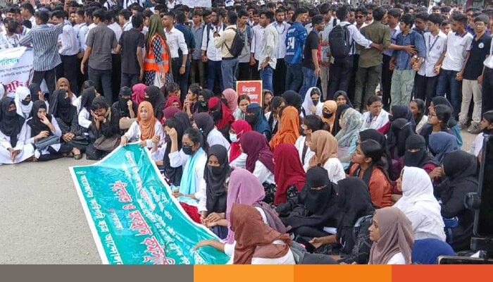 সাতরাস্তা মোড়ে কারিগরি শিক্ষার্থীদের আন্দোলন, যান চলাচল বন্ধ সাতরাস্তা মোড়ে কারিগরি শিক্ষার্থীদের আন্দোলন, যান চলাচল বন্ধ