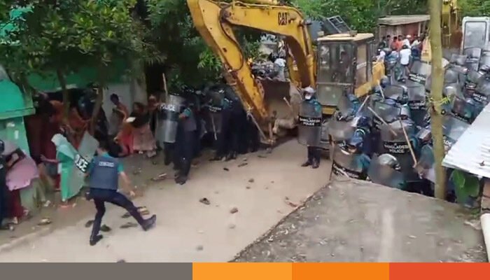 খুলনায় উচ্ছেদ অভিযানে পুলিশের সঙ্গে স্থানীয়দের সংঘর্ষ, আহত অর্ধশতাধিক খুলনায় উচ্ছেদ অভিযানে পুলিশের সঙ্গে স্থানীয়দের সংঘর্ষ, আহত অর্ধশতাধিক